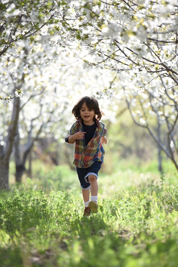 enfant qui courent dans la foret heureux après une séance d'hypnose sur la rochelle